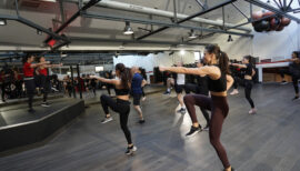 salle de cours de fitness collectifs
