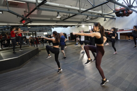 salle de cours de fitness collectifs