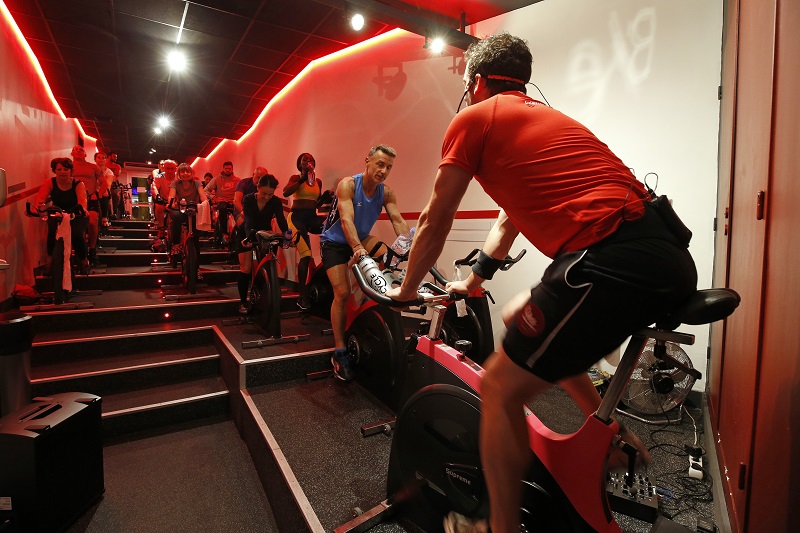 cours de bike dans la salle de sport WellNess Marseille