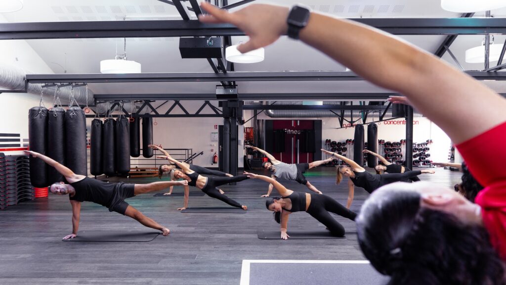 cours de Pilates dans une salle de sport à Paris porte Maillot