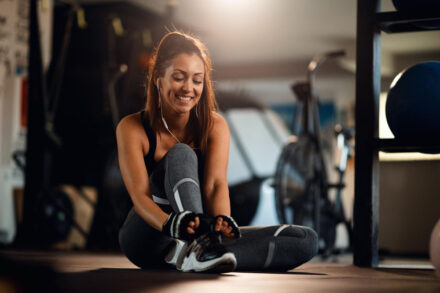 femme en train de lacer ses baskets