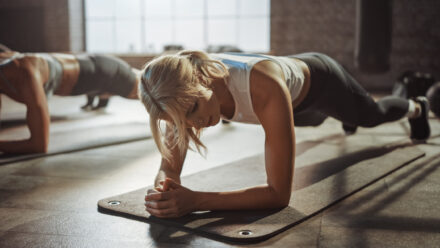 femmes faisant du gainage en salle de sport