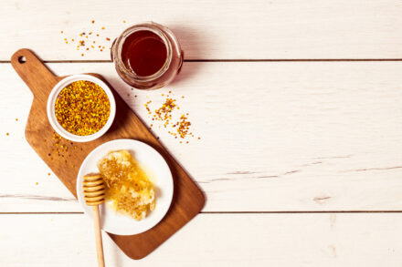 miel et pollen posés sur une table en présentation de l'apithérapie