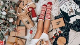 femme assise au milieu de ses cadeaux de Noël