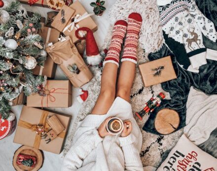 femme assise au milieu de ses cadeaux de Noël