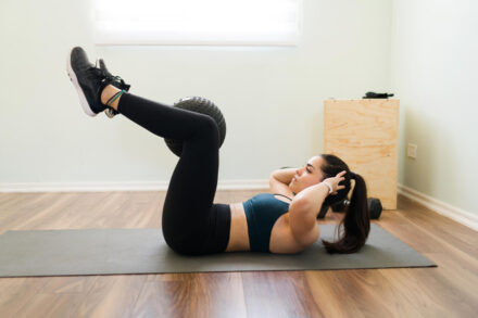 femme faisant des exercices basés sur le centre du corps