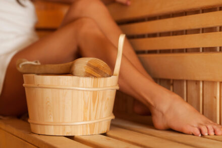 jambes de femme en train de profiter d'une séance de sauna