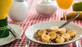 assiette de granola et rondelles de banane sur le dessus