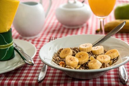 assiette de granola et rondelles de banane sur le dessus