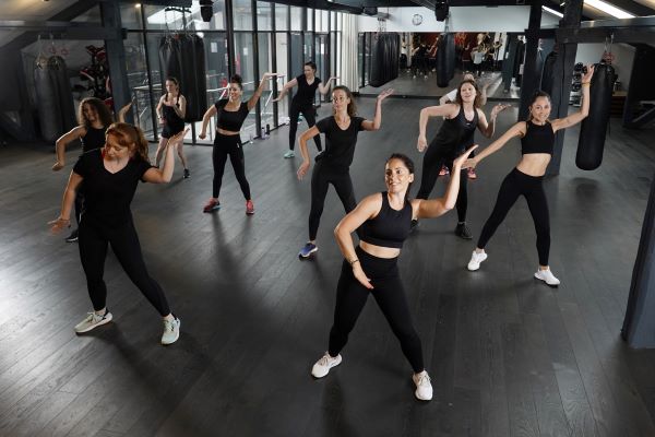 cours collectif de Zumba dans une salle de sport WellNess à Villeurbanne