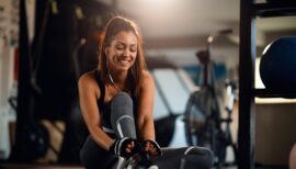 femme souriante se préparant pour sa séance de sport