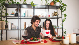 deux amoureux en plein repas de Saint-Valentin