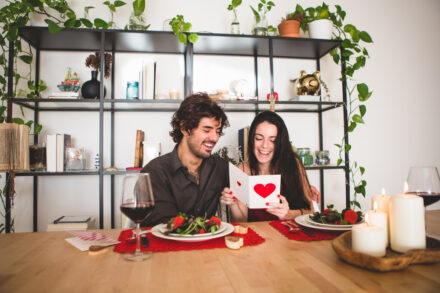 deux amoureux en plein repas de Saint-Valentin