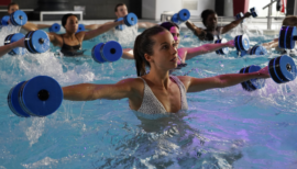 cours collectif d'aquagym dans la piscine d'un club de fitness