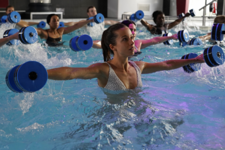 cours collectif d'aquagym dans la piscine d'un club de fitness