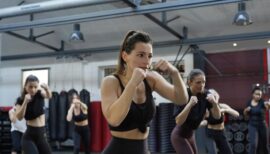 Femme pratiquant un sport de combat de type Bodycombat