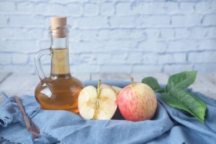 pommes et vinaigre de cidre sur une table