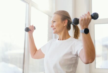 femme de 55 ans faisant de la musculation