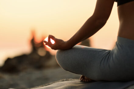 Femme qui médite au lever du soleil