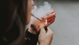 femme allumant une cigarette