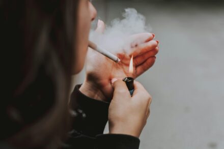 femme allumant une cigarette