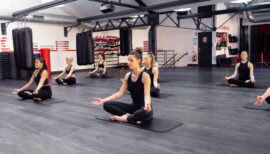 femme entrain de pratiquer le yoga en cours collectif