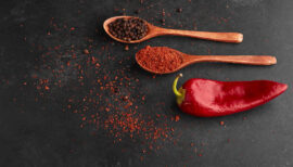 cuillères emplies d'épices en poudre et piment rouge
