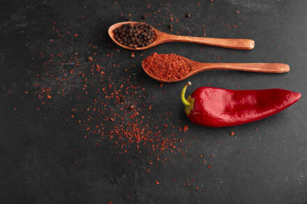 cuillères emplies d'épices en poudre et piment rouge