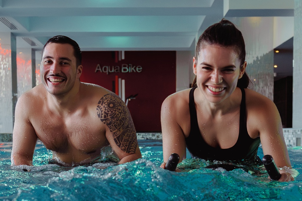 Adhérents pratiquant un cours d'Aquabiking dans la piscine d'une salle de sport à Aix en Provence