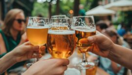 3 amis levant leurs chopes de bière pour trinquer