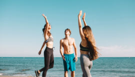 3 amis faisant du sport sur la plage