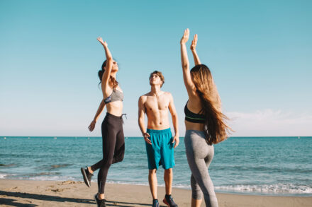 3 amis faisant du sport sur la plage