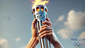flamme olympique des jo de Paris 2024 brandie à bout de bras