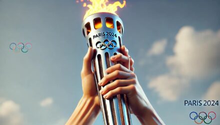 flamme olympique des jo de Paris 2024 brandie à bout de bras