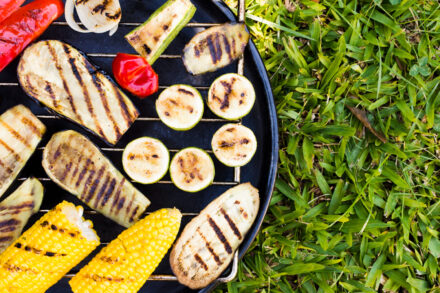 barbecue comportant des légumes grillés sur une grille