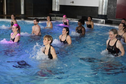cours d'aquabiking dans la piscine d'un club de sport