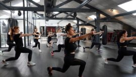 cours de fitness collectif en salle de sport