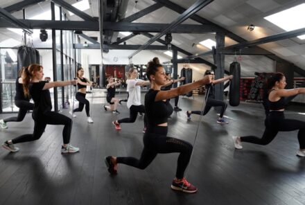 cours de fitness collectif en salle de sport