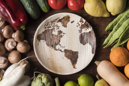 illustration de la Journée Mondiale de l'alimentation à travers une illustration de planète terre entourée de légumes