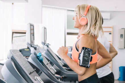 femme ayant pris de bonnes résolutions sport en train de courir sur un tapis de course