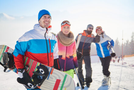 après leur préparation sportive, ces amis se trouvent aux sports d'hiver