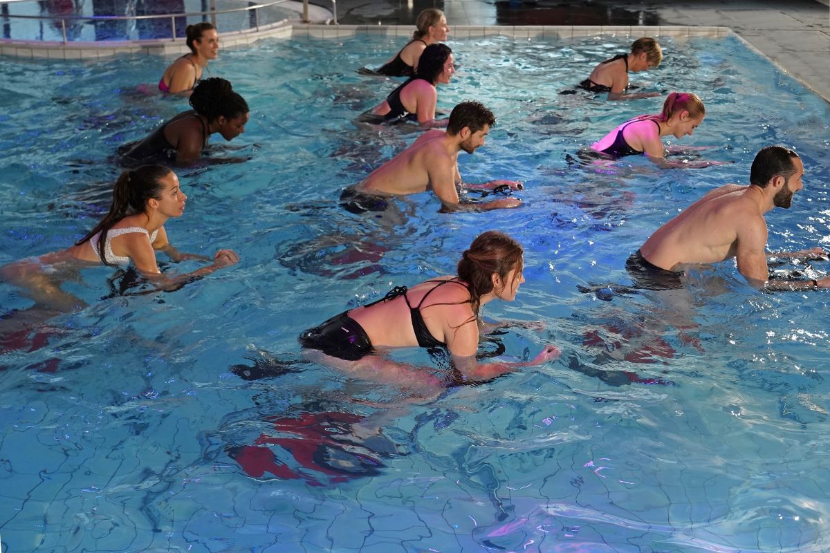 cours collectif d'aquabiking en salle de sport à Paris 17