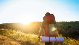 homme faisant de la randonnée en été au coucher du soleil