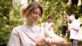 femme sportive regardant sa montre