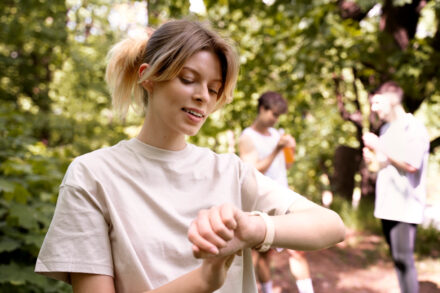 femme sportive regardant sa montre