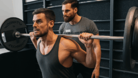 un coach et son élève en musculation