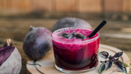 ube latte à base de poudre et ube igname à côté