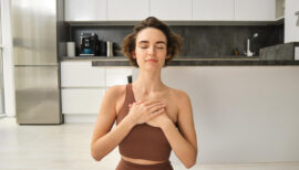 femme pratiquant la cohérence cardiaque