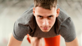 homme sportif prêt pour les bonnes résolutions