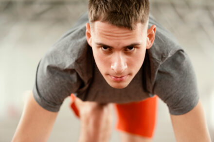 homme sportif prêt pour les bonnes résolutions